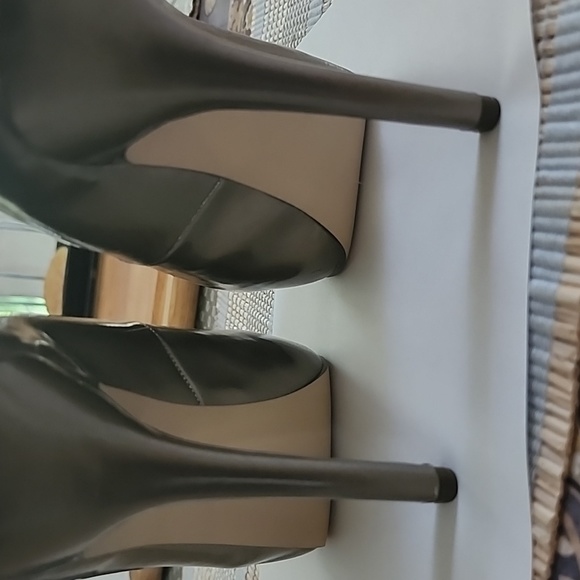 FERGIE Bunny platform heel 8.5 NWOB - Picture 6 of 6